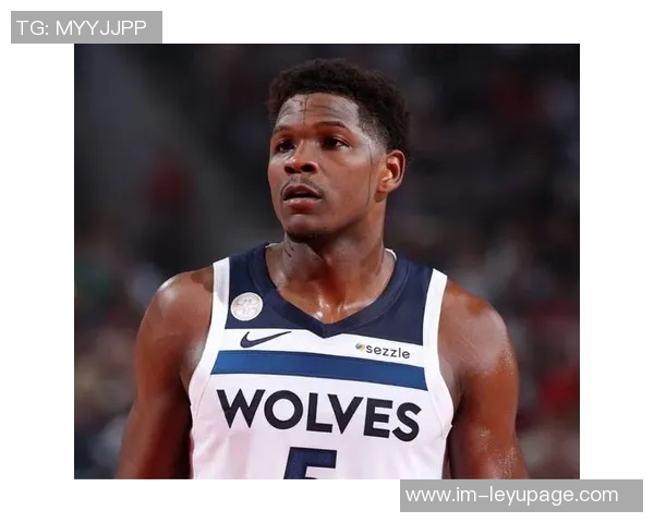 爱德华兹称赞克拉克表现出色称其提升球队整体防守能力 爱德华兹称赞克拉克表现出色称其提升球队整体防守能力